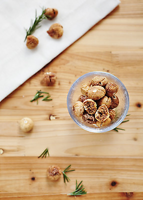 포토 JPG 스튜디오촬영 식기 음식 백그라운드 실내 사람없음 아웃포커스 하이앵글 견과류 유리그릇 무화과 국내포토 그릇 뷰포인트 과일 유리 촬영기법 내부 파일형식