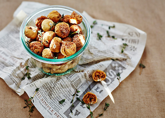 포토 JPG 스튜디오촬영 그릇 종이 음식 백그라운드 실내 사람없음 아웃포커스 여러개 견과류 직물 신문 천 유리그릇 무화과 국내포토 식기 다수 과일 유리 촬영기법 내부 간행물 뉴스 파일형식