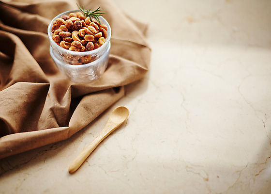 포토 JPG 스튜디오촬영 그릇 식기 음식 백그라운드 실내 사람없음 숟가락 견과류 직물 천 땅콩 유리그릇 나무숟가락 국내포토 유리 수저 내부 파일형식