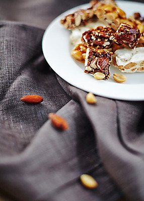 포토 JPG 스튜디오촬영 그릇 접시 음식 백그라운드 디저트 실내 사람없음 아웃포커스 견과류 직물 천 땅콩 아몬드 국내포토 식기 촬영기법 내부 파일형식