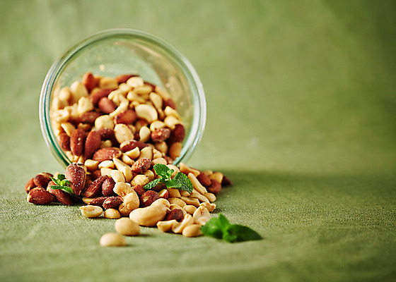 포토 JPG 스튜디오촬영 그릇 음식 백그라운드 나뭇잎 실내 사람없음 아웃포커스 여러개 견과류 직물 천 땅콩 아몬드 유리그릇 캐슈넛 국내포토 식기 다수 잎 유리 촬영기법 내부 파일형식