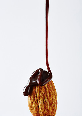 포토 JPG 스튜디오촬영 음식 백그라운드 실내 사람없음 한개 초콜릿 견과류 아몬드 국내포토 1 디저트 내부 파일형식