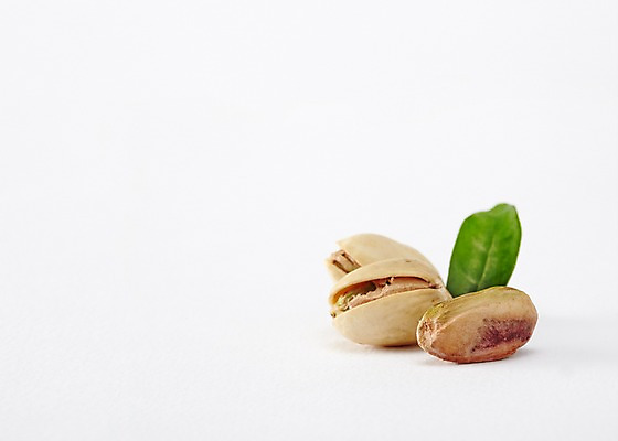 포토 JPG 스튜디오촬영 음식 백그라운드 나뭇잎 실내 근접촬영 사람없음 아웃포커스 견과류 세개 피스타치오 국내포토 뷰포인트 잎 촬영기법 3 내부 파일형식