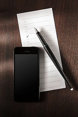 포토 JPG 스튜디오촬영 백그라운드 실내 사람없음 스마트폰 펜 만년필 사무용품 메모지 오브젝트 체크표시 국내포토 문구용품 내부 핸드폰 스마트기기 필기구 확인 파일형식