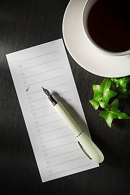 포토 JPG 스튜디오촬영 식물 커피 음료 백그라운드 표시 실내 사람없음 만년필 사무용품 메모지 커피잔 오브젝트 아이비 국내포토 문구용품 잔 내부 펜 파일형식