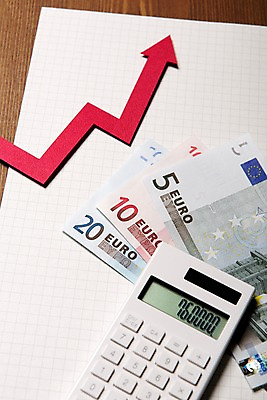 포토 JPG 스튜디오촬영 화살표 백그라운드 지폐 돈 비즈니스 그래프 실내 사람없음 경제 글로벌 사무용품 공책 계산기 유로 오브젝트 상승 국내포토 컨셉 문구용품 내부 장비 재산 파일형식