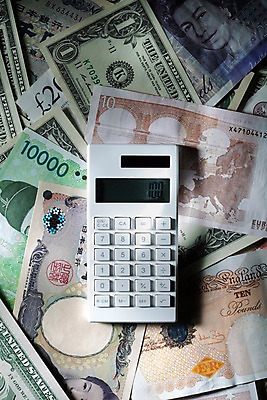 포토 JPG 스튜디오촬영 백그라운드 지폐 돈 비즈니스 실내 사람없음 금융 경제 글로벌 달러 사무용품 계산기 유로 엔 만원 오브젝트 파운드 회계 국내포토 문구용품 내부 장비 재산 파일형식