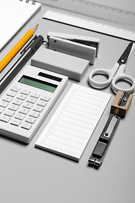 포토 JPG 스튜디오촬영 백그라운드 가위 실내 자 사람없음 연필 펜 사무용품 공책 계산기 메모지 칼 스테이플러 책상 오브젝트 지우개 연필깎이 커터 국내포토 가구 문구용품 학용품 내부 필기구 장비 파일형식