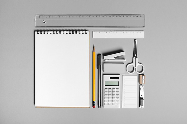 포토 JPG 스튜디오촬영 백그라운드 가위 실내 자 사람없음 연필 펜 사무용품 공책 계산기 메모지 스테이플러 책상 오브젝트 지우개 연필깎이 커터 국내포토 가구 문구용품 학용품 내부 필기구 장비 파일형식