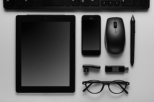 포토 JPG 스튜디오촬영 안경 컬러 백그라운드 실내 사람없음 전자제품 스마트폰 태블릿 사무용품 검은색 계산기 키보드 마우스 USB 오브젝트 국내포토 잡화 문구용품 내부 핸드폰 스마트기기 컴퓨터용품 장비 파일형식