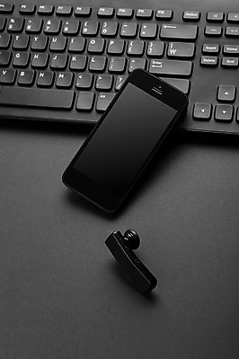 포토 JPG 스튜디오촬영 컬러 이어폰 백그라운드 실내 사람없음 전자제품 스마트폰 사무용품 검은색 키보드 오브젝트 국내포토 음향기기 문구용품 내부 핸드폰 스마트기기 파일형식