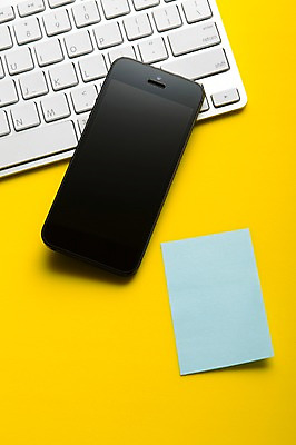 포토 JPG 스튜디오촬영 백그라운드 실내 사람없음 스마트폰 사무용품 키보드 오브젝트 포스트잇 국내포토 문구용품 내부 핸드폰 스마트기기 메모지 파일형식