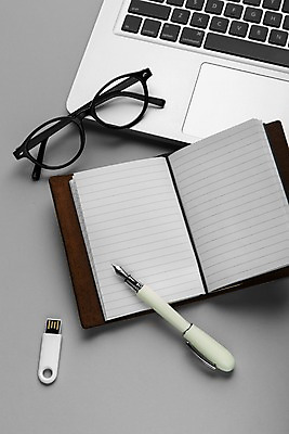 포토 JPG 스튜디오촬영 안경 백그라운드 비즈니스 실내 사람없음 노트북 전자제품 만년필 다이어리 사무용품 USB 오브젝트 국내포토 잡화 문구용품 내부 펜 파일형식