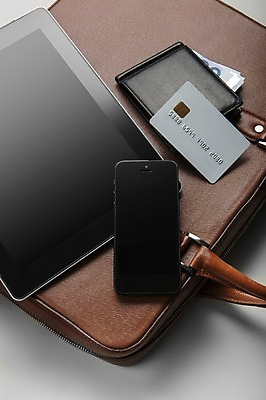 포토 JPG 스튜디오촬영 백그라운드 지폐 서류가방 실내 사람없음 전자제품 스마트폰 태블릿 사무용품 신용카드 지갑 오브젝트 핀테크 국내포토 돈 가방 모바일 문구용품 내부 금융 핸드폰 스마트기기 파일형식