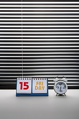 포토 JPG 스튜디오촬영 백그라운드 실내 사람없음 사무용품 자명종 달력 블라인드 오브젝트 탁상시계 6시 국내포토 시계 문구용품 내부 알람 시간 커튼 파일형식