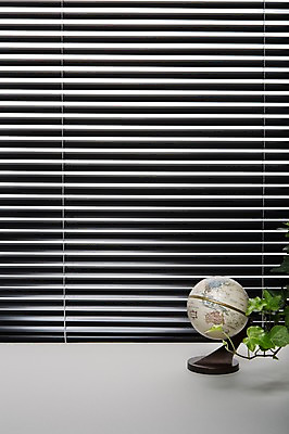 포토 JPG 스튜디오촬영 백그라운드 탁자 실내 사람없음 지구본 사무용품 블라인드 오브젝트 국내포토 가구 문구용품 내부 커튼 파일형식