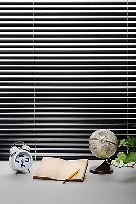 포토 JPG 스튜디오촬영 백그라운드 탁자 실내 사람없음 연필 지구본 사무용품 공책 자명종 블라인드 오브젝트 탁상시계 국내포토 시계 가구 문구용품 학용품 내부 필기구 알람 커튼 파일형식