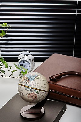 포토 JPG 스튜디오촬영 백그라운드 서류가방 실내 사람없음 지구본 사무용품 자명종 블라인드 오브젝트 파일 국내포토 시계 가방 문구용품 내부 알람 커튼 파일형식