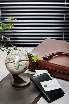 포토 JPG 스튜디오촬영 백그라운드 서류가방 실내 사람없음 지구본 사무용품 블라인드 신용카드 지갑 오브젝트 국내포토 가방 문구용품 내부 금융 커튼 파일형식