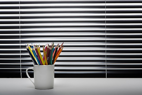 포토 JPG 스튜디오촬영 백그라운드 탁자 색연필 실내 사람없음 컵 사무용품 머그컵 블라인드 오브젝트 국내포토 식기 가구 문구용품 학용품 내부 커튼 파일형식