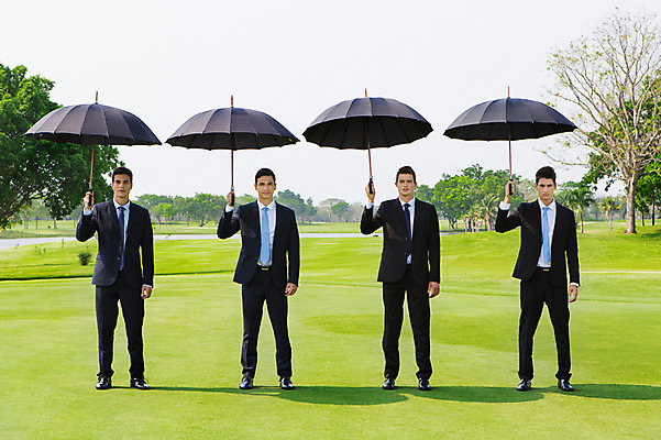 포토 JPG 주간 전신 서양인 외국인 백인 해외기획촬영 남자 우산 비즈니스 모션 골프장 2014년태국 서기 들기 사람 정장 잔디 여러명 성인 야외 앞모습 30대 비즈니스맨 남자만 성인남자만 장년만 장년남자만 성인만 국내포토 자연요소 식물 옷 뷰포인트 다수 골프 스포츠시설 인종 장년 직장인 파일형식