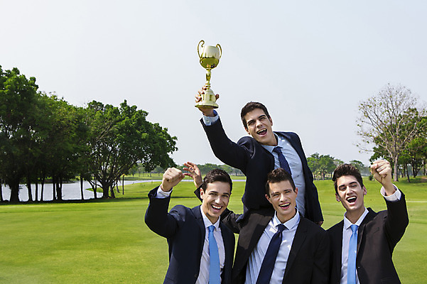 포토 JPG 주간 서양인 외국인 백인 해외기획촬영 남자 비즈니스 모션 골프장 2014년태국 서기 들기 사람 정장 손짓 잔디 여러명 상반신 성인 야외 앞모습 30대 주먹 기쁨 비즈니스맨 트로피 남자만 성인남자만 장년만 장년남자만 성인만 국내포토 자연요소 식물 옷 감정 뷰포인트 다수 골프 스포츠시설 인종 장년 직장인 상_우승 파일형식