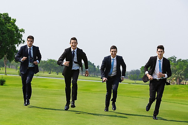 포토 JPG 주간 전신 서양인 외국인 나무 백인 해외기획촬영 남자 비즈니스 모션 골프장 2014년태국 미소 사람 정장 잔디 여러명 성인 야외 앞모습 30대 달리기 비즈니스맨 남자만 성인남자만 장년만 장년남자만 성인만 국내포토 자연요소 식물 옷 뷰포인트 다수 골프 스포츠시설 표정 인종 장년 직장인 파일형식