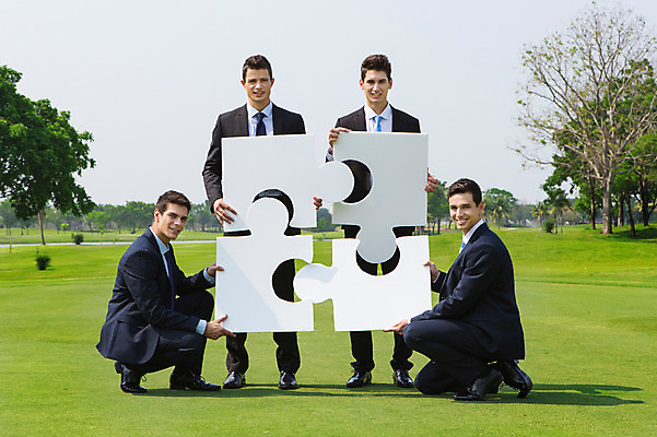 포토 JPG 주간 전신 서양인 외국인 나무 백인 해외기획촬영 남자 비즈니스 모션 골프장 프레임 2014년태국 서기 미소 들기 사람 앉기 정장 잔디 여러명 성인 야외 앞모습 30대 비즈니스맨 퍼즐 남자만 성인남자만 장년만 장년남자만 성인만 국내포토 자연요소 식물 옷 뷰포인트 다수 골프 스포츠시설 표정 인종 장년 직장인 파일형식