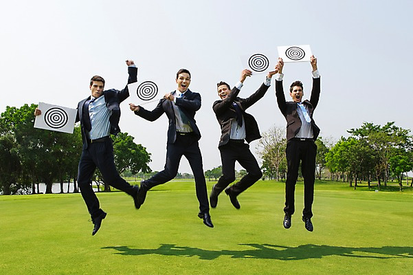 포토 JPG 주간 전신 서양인 외국인 백인 해외기획촬영 배너 남자 비즈니스 모션 골프장 사각프레임 광고판 2014년태국 미소 들기 사람 정장 잔디 여러명 성인 야외 앞모습 30대 점프 비즈니스맨 과녁판 화이트보드 남자만 성인남자만 장년만 장년남자만 성인만 국내포토 자연요소 식물 옷 뷰포인트 다수 골프 스포츠시설 프레임 알림판 표정 인종 장년 사각형 직장인 판 파일형식