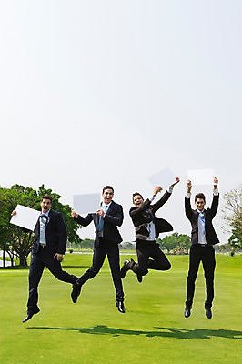 포토 JPG 주간 전신 서양인 외국인 나무 백인 해외기획촬영 배너 남자 비즈니스 모션 골프장 사각프레임 광고판 2014년태국 미소 들기 사람 정장 잔디 여러명 성인 야외 앞모습 30대 점프 비즈니스맨 화이트보드 남자만 성인남자만 장년만 장년남자만 성인만 국내포토 자연요소 식물 옷 뷰포인트 다수 골프 스포츠시설 프레임 알림판 표정 인종 장년 사각형 직장인 판 파일형식