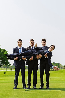 포토 JPG 주간 전신 서양인 외국인 백인 해외기획촬영 남자 비즈니스 모션 골프장 2014년태국 서기 미소 들기 사람 정장 손짓 잔디 여러명 성인 야외 앞모습 30대 눕기 최고 비즈니스맨 남자만 성인남자만 장년만 장년남자만 성인만 국내포토 자연요소 식물 옷 뷰포인트 다수 골프 스포츠시설 표정 인종 장년 직장인 파일형식