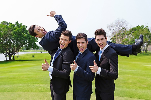 포토 JPG 주간 전신 서양인 외국인 나무 백인 해외기획촬영 남자 비즈니스 모션 골프장 2014년태국 서기 미소 들기 사람 정장 손짓 잔디 여러명 성인 야외 옆모습 30대 눕기 최고 비즈니스맨 남자만 성인남자만 장년만 장년남자만 성인만 국내포토 자연요소 식물 옷 뷰포인트 다수 골프 스포츠시설 표정 인종 장년 직장인 파일형식