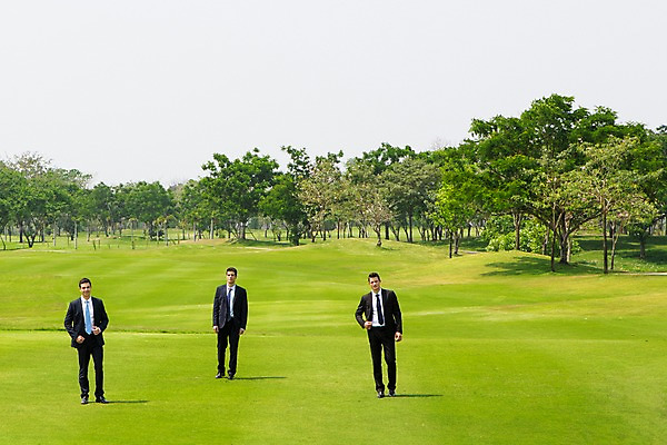 포토 JPG 주간 전신 서양인 외국인 나무 백인 해외기획촬영 남자 비즈니스 모션 골프장 2014년태국 사람 정장 잔디 성인 야외 앞모습 세명 30대 걷기 비즈니스맨 남자만 성인남자만 장년만 장년남자만 성인만 국내포토 자연요소 식물 옷 뷰포인트 골프 스포츠시설 인종 장년 직장인 파일형식