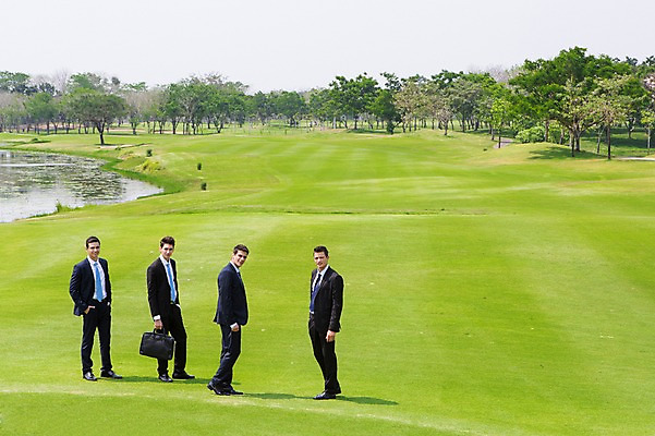 포토 JPG 주간 전신 서양인 외국인 나무 백인 해외기획촬영 남자 서류가방 비즈니스 모션 골프장 2014년태국 서기 들기 사람 정장 잔디 여러명 성인 야외 앞모습 옆모습 30대 연못 비즈니스맨 남자만 성인남자만 장년만 장년남자만 성인만 국내포토 자연요소 식물 옷 뷰포인트 다수 골프 가방 스포츠시설 인종 장년 직장인 파일형식