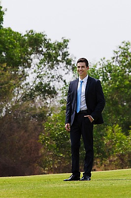 포토 JPG 주간 전신 서양인 외국인 나무 백인 해외기획촬영 남자 비즈니스 모션 골프장 2014년태국 한명 서기 미소 사람 정장 잔디 성인 야외 앞모습 30대 비즈니스맨 남자만 남자한명만 성인남자만 성인한명만 성인남자한명만 장년만 장년남자만 장년남자한명만 성인만 국내포토 자연요소 식물 1 옷 뷰포인트 골프 스포츠시설 표정 인종 장년 직장인 파일형식