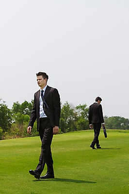 포토 JPG 주간 전신 서양인 외국인 나무 백인 해외기획촬영 남자 서류가방 비즈니스 모션 골프장 2014년태국 들기 사람 정장 잔디 성인 야외 두명 앞모습 뒷모습 30대 걷기 비즈니스맨 남자만 성인남자만 장년만 장년남자만 성인만 국내포토 자연요소 식물 옷 뷰포인트 골프 가방 스포츠시설 인종 장년 직장인 파일형식