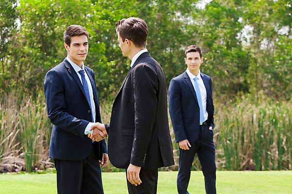 포토 JPG 주간 서양인 외국인 나무 백인 해외기획촬영 남자 비즈니스 모션 골프장 악수 2014년태국 서기 미소 사람 정장 손짓 잔디 상반신 성인 야외 앞모습 옆모습 세명 30대 인사 비즈니스맨 남자만 성인남자만 장년만 장년남자만 성인만 국내포토 자연요소 식물 옷 뷰포인트 골프 스포츠시설 표정 인종 장년 예절 직장인 파일형식