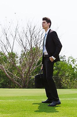 포토 JPG 주간 전신 서양인 외국인 나무 백인 해외기획촬영 응시 남자 서류가방 비즈니스 모션 골프장 2014년태국 한명 서기 들기 사람 정장 잔디 성인 야외 옆모습 30대 비즈니스맨 주머니손 남자만 남자한명만 성인남자만 성인한명만 성인남자한명만 장년만 장년남자만 장년남자한명만 성인만 국내포토 자연요소 식물 1 시선 옷 뷰포인트 골프 가방 스포츠시설 인종 장년 직장인 파일형식