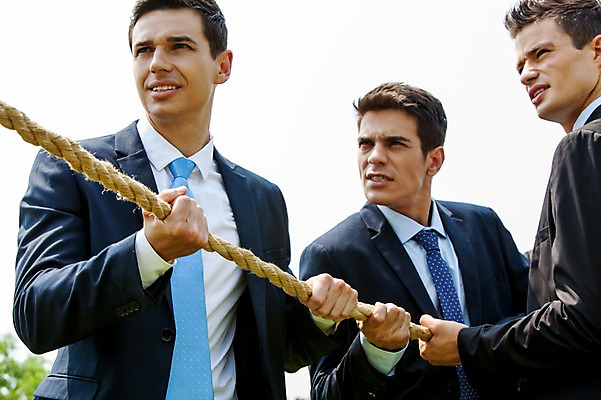 포토 JPG 주간 서양인 외국인 백인 해외기획촬영 남자 밧줄 비즈니스 모션 골프장 2014년태국 서기 들기 사람 정장 잔디 상반신 성인 야외 앞모습 세명 30대 비즈니스맨 줄다리기 남자만 성인남자만 장년만 장년남자만 성인만 국내포토 자연요소 식물 옷 줄 뷰포인트 골프 스포츠시설 놀이 인종 장년 직장인 파일형식