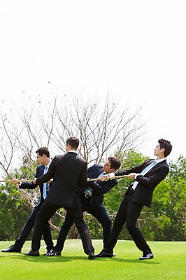 포토 JPG 주간 전신 서양인 외국인 나무 백인 해외기획촬영 남자 밧줄 비즈니스 모션 골프장 2014년태국 서기 들기 사람 정장 잔디 여러명 성인 야외 옆모습 뒷모습 30대 경쟁 비즈니스맨 줄다리기 남자만 성인남자만 장년만 장년남자만 성인만 국내포토 자연요소 식물 옷 줄 뷰포인트 다수 컨셉 골프 스포츠시설 놀이 인종 장년 직장인 파일형식