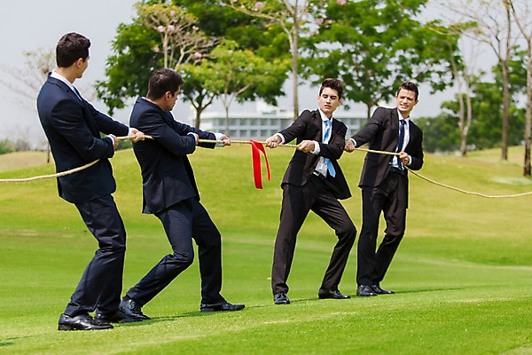 포토 JPG 주간 전신 서양인 외국인 백인 해외기획촬영 남자 밧줄 비즈니스 모션 골프장 2014년태국 서기 들기 사람 정장 잔디 여러명 성인 야외 앞모습 뒷모습 30대 경쟁 비즈니스맨 당기기 줄다리기 남자만 성인남자만 장년만 장년남자만 성인만 국내포토 자연요소 식물 옷 줄 뷰포인트 다수 컨셉 골프 스포츠시설 놀이 인종 장년 직장인 파일형식