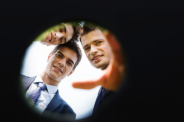 포토 JPG 주간 서양인 외국인 백인 해외기획촬영 남자 비즈니스 모션 골프장 2014년태국 서기 미소 사람 정장 잔디 상반신 성인 야외 앞모습 세명 30대 비즈니스맨 남자만 성인남자만 장년만 장년남자만 성인만 국내포토 자연요소 식물 옷 뷰포인트 골프 스포츠시설 표정 인종 장년 직장인 파일형식