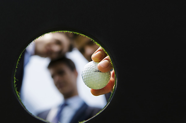 포토 JPG 주간 서양인 외국인 백인 해외기획촬영 남자 비즈니스 모션 골프장 골프공 2014년태국 서기 들기 사람 정장 잔디 상반신 성인 야외 앞모습 세명 30대 비즈니스맨 남자만 성인남자만 장년만 장년남자만 성인만 국내포토 자연요소 식물 옷 뷰포인트 골프 공 스포츠시설 골프용품 인종 장년 직장인 파일형식