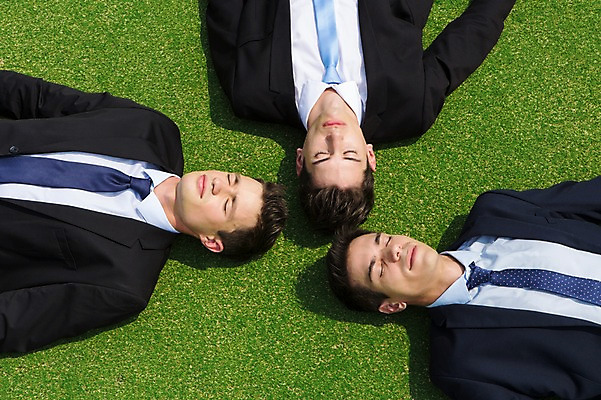 포토 JPG 주간 서양인 외국인 백인 해외기획촬영 남자 비즈니스 모션 골프장 2014년태국 미소 사람 정장 잔디 상반신 성인 야외 앞모습 세명 30대 눕기 눈감음 비즈니스맨 남자만 성인남자만 장년만 장년남자만 성인만 국내포토 자연요소 식물 옷 뷰포인트 골프 스포츠시설 표정 인종 장년 직장인 파일형식