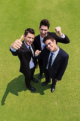 포토 JPG 주간 전신 서양인 외국인 백인 해외기획촬영 남자 비즈니스 모션 골프장 2014년태국 서기 미소 사람 정장 손짓 잔디 성인 야외 앞모습 세명 30대 주먹 최고 비즈니스맨 남자만 성인남자만 장년만 장년남자만 성인만 국내포토 자연요소 식물 옷 뷰포인트 골프 스포츠시설 표정 인종 장년 직장인 파일형식