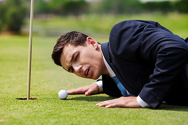 포토 JPG 주간 서양인 외국인 백인 해외기획촬영 남자 엎드리기 비즈니스 모션 골프장 골프공 2014년태국 한명 사람 정장 잔디 상반신 성인 야외 앞모습 30대 깃발 비즈니스맨 남자만 남자한명만 성인남자만 성인한명만 성인남자한명만 장년만 장년남자만 장년남자한명만 성인만 국내포토 자연요소 식물 1 옷 뷰포인트 골프 공 스포츠시설 골프용품 인종 장년 직장인 파일형식