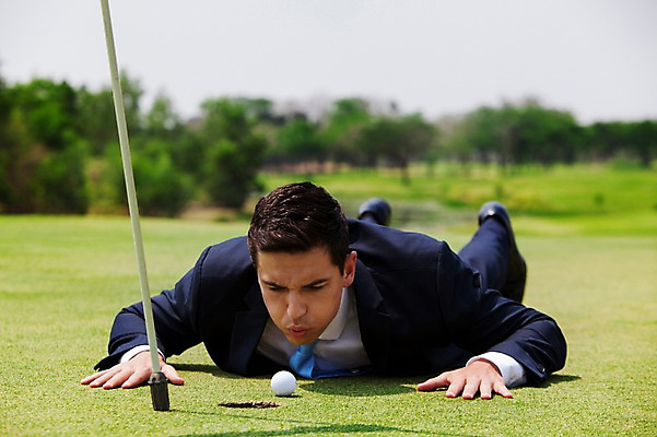 포토 JPG 주간 전신 서양인 외국인 백인 해외기획촬영 남자 엎드리기 비즈니스 모션 골프장 골프공 2014년태국 한명 사람 정장 잔디 성인 야외 앞모습 30대 깃발 비즈니스맨 불기 남자만 남자한명만 성인남자만 성인한명만 성인남자한명만 장년만 장년남자만 장년남자한명만 성인만 국내포토 자연요소 식물 1 옷 뷰포인트 골프 공 스포츠시설 골프용품 인종 장년 직장인 파일형식