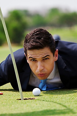 포토 JPG 주간 서양인 외국인 백인 해외기획촬영 남자 엎드리기 비즈니스 모션 골프장 골프공 2014년태국 한명 사람 정장 잔디 상반신 성인 야외 앞모습 30대 깃발 비즈니스맨 불기 남자만 남자한명만 성인남자만 성인한명만 성인남자한명만 장년만 장년남자만 장년남자한명만 성인만 국내포토 자연요소 식물 1 옷 뷰포인트 골프 공 스포츠시설 골프용품 인종 장년 직장인 파일형식