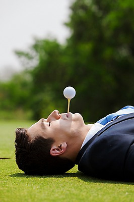 포토 JPG 주간 서양인 외국인 백인 해외기획촬영 남자 비즈니스 모션 골프장 골프공 2014년태국 한명 사람 정장 잔디 상반신 성인 야외 옆모습 30대 눕기 눈감음 비즈니스맨 물기 골프티 남자만 남자한명만 성인남자만 성인한명만 성인남자한명만 장년만 장년남자만 장년남자한명만 성인만 국내포토 자연요소 식물 1 옷 뷰포인트 골프 공 스포츠시설 골프용품 인종 장년 직장인 파일형식