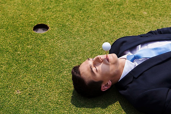 포토 JPG 주간 서양인 외국인 백인 해외기획촬영 남자 비즈니스 모션 골프장 골프공 2014년태국 한명 사람 정장 잔디 상반신 성인 야외 앞모습 30대 눕기 눈감음 비즈니스맨 물기 골프티 남자만 남자한명만 성인남자만 성인한명만 성인남자한명만 장년만 장년남자만 장년남자한명만 성인만 국내포토 자연요소 식물 1 옷 뷰포인트 골프 공 스포츠시설 골프용품 인종 장년 직장인 파일형식